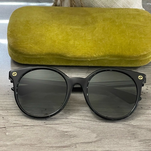 Gucci Elegant Black Sunglasses - Picture 8 of 16